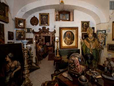 Ma ci� che colpisce di pi� � la ricorrente presenza di San Nicola in opere che in realt� non sono in vendita, ma collezionate dal devoto proprietario